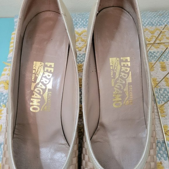 Salvatore Ferragamo Vintage Neutral Woven Shoe Heel - Picture 8 of 14